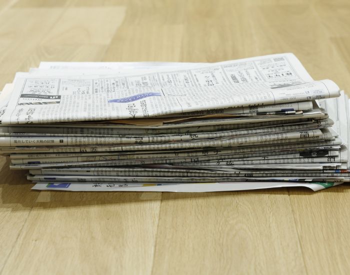 新聞紙を重ねた状態の写真