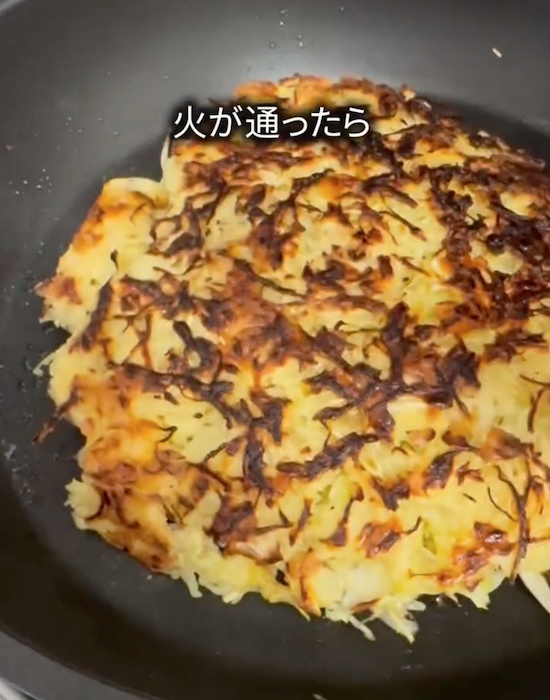 フライパンで焼き目が付くまで具材を焼く様子