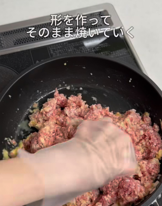 ひき肉やタマネギをフライパンに追加して混ぜる様子