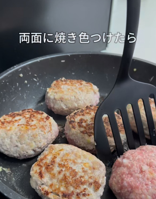 フライパンでハンバーグを焼く様子