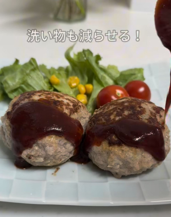 お皿に盛り付けたハンバーグ