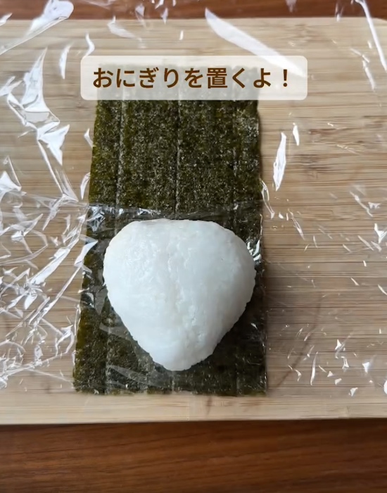 海苔の上におにぎりを置く様子
