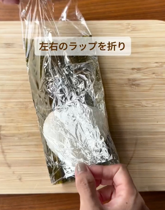 海苔とご飯を置いたラップの左右を折る様子