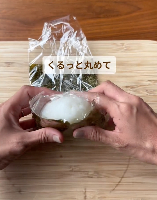 ラップを丸めておにぎりを包む様子