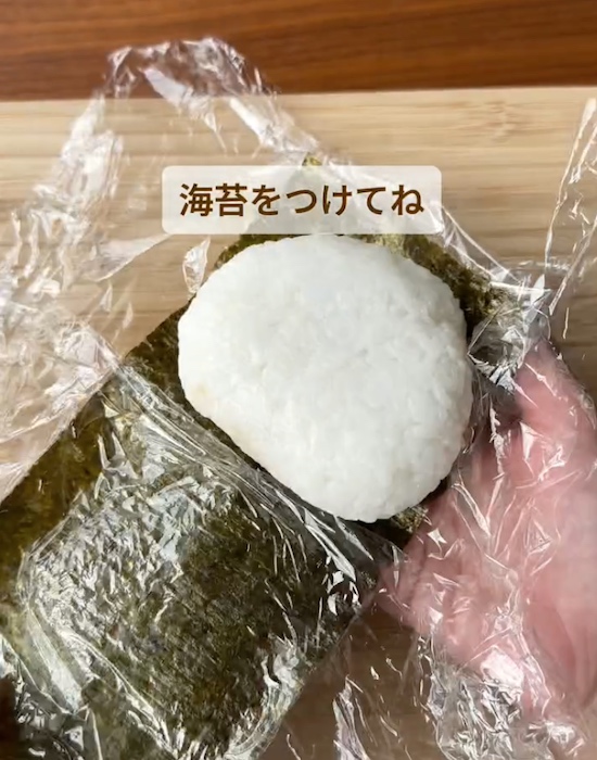 海苔の上におにぎりを置く様子