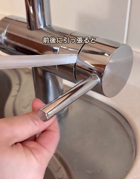 蛇口のすき間部分にビニール紐を差し込んで掃除する様子