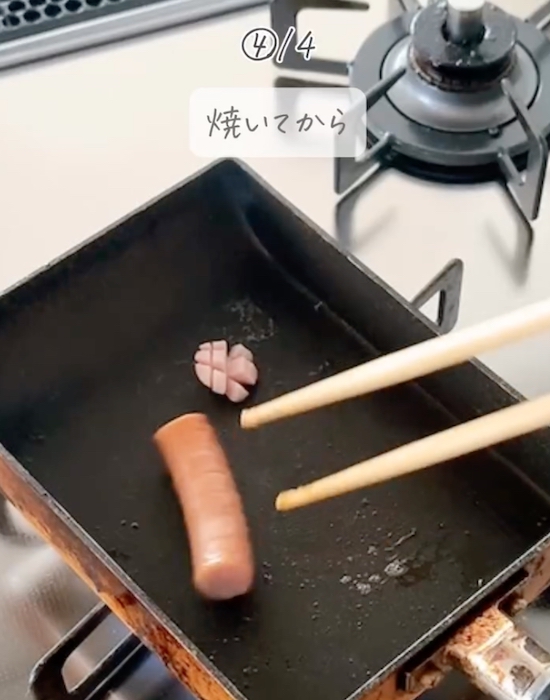 ウインナーを炒めている様子