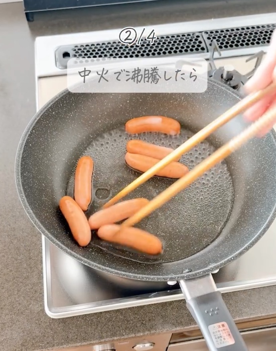 ウインナーを炒めている様子