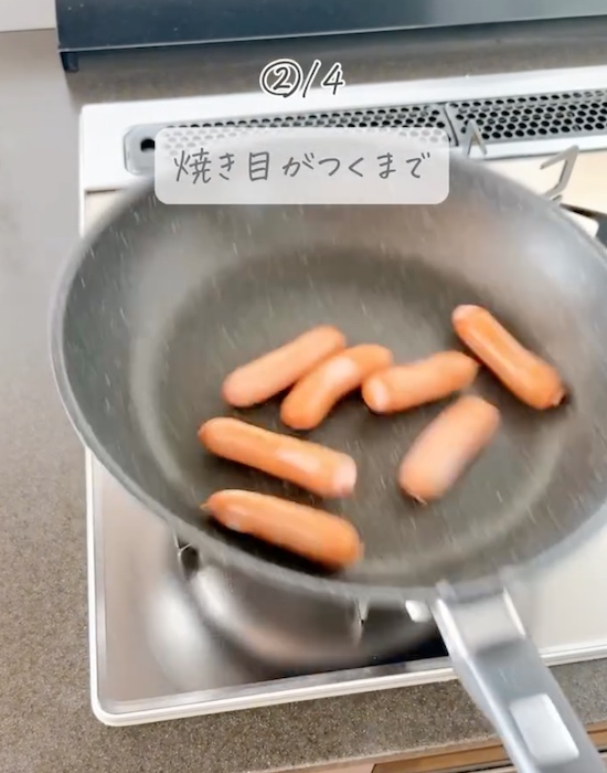 焼き目が付くようにウインナーを焼いている様子