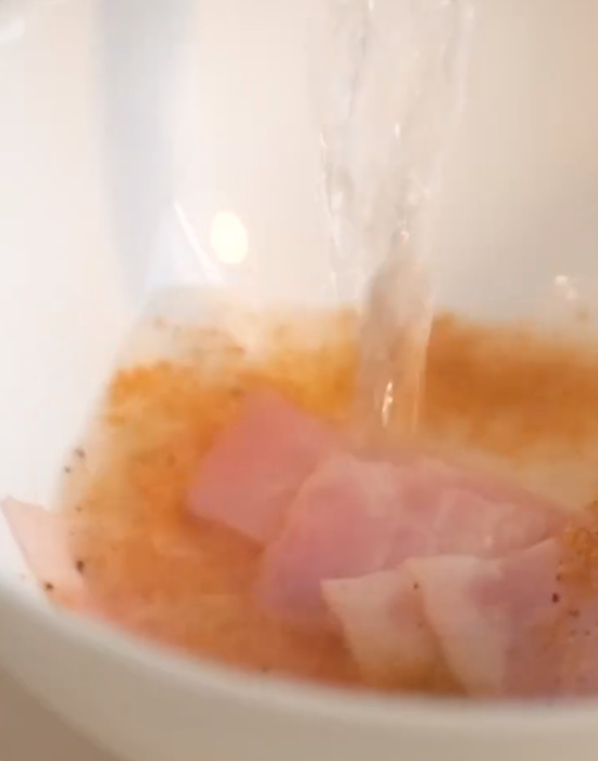 器に具材を入れてスープを作る様子