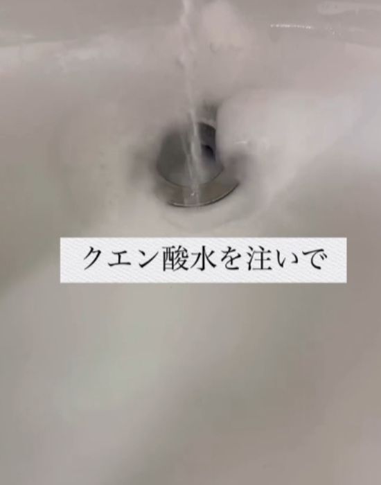 重曹の上にクエン酸水をかけて発泡させた様子