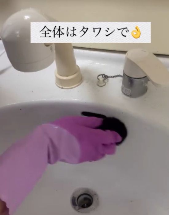 洗面ボウルをたわしで磨く様子