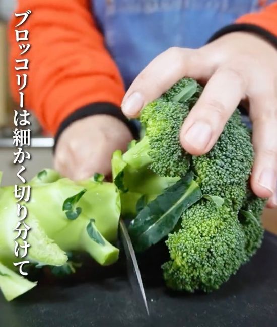 ブロッコリーを茎と房に分けて包丁で切る様子
