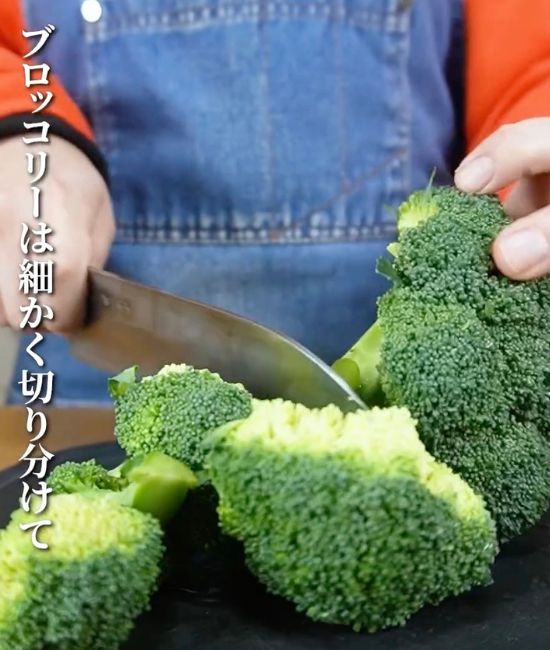 房の部分を４〜５房程度に切り分ける様子