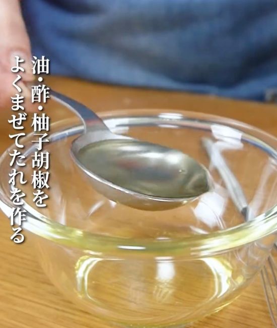 ボウルに計量スプーンで調味料を入れる様子