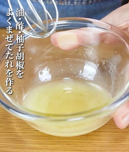 ボウルに入れた調味料を泡だて器で白っぽくなるまで混ぜ合わせた様子