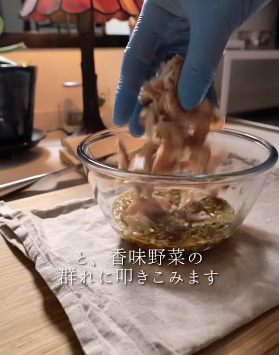 香味ダレにほぐしたホッケを加えている様子