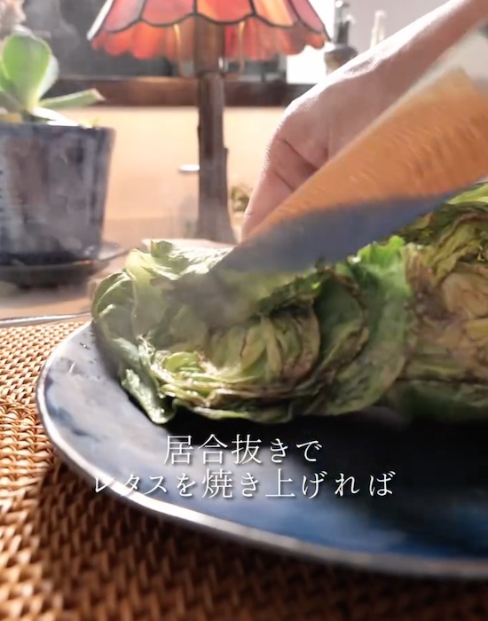 焼いたレタスをさらに盛り付けている様子