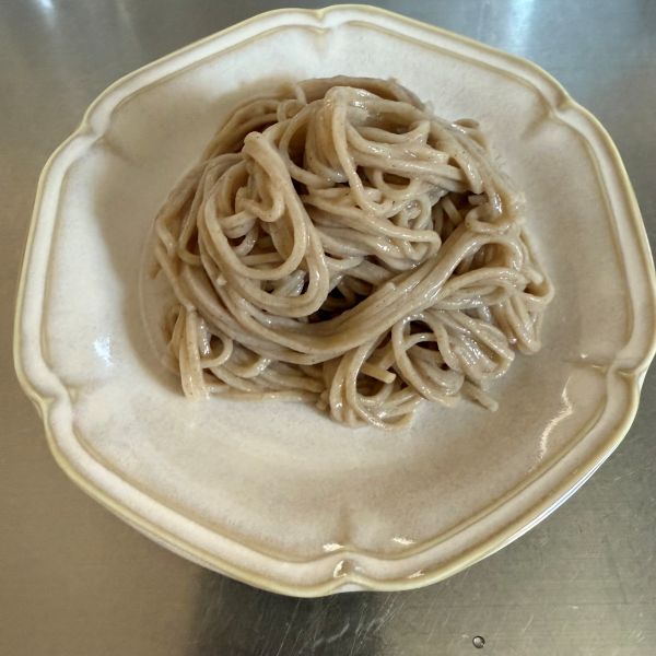 そばを皿に盛り付けた様子