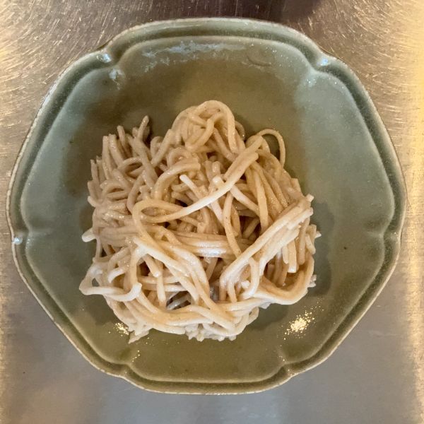 解凍したそばを皿に盛り付けた様子