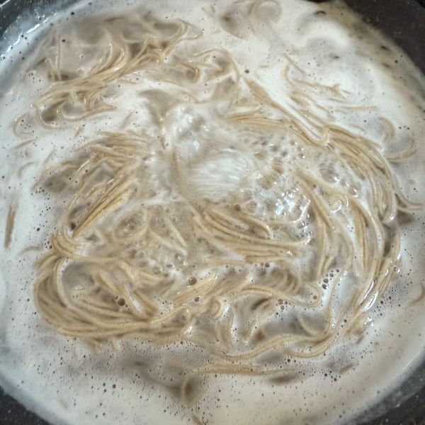 そばをゆでているお湯が沸騰している様子