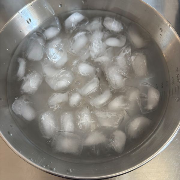 ボウルに氷水を作った様子