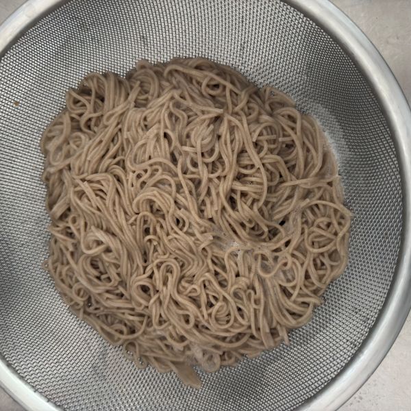 で終えたそばをザルにあげた様子