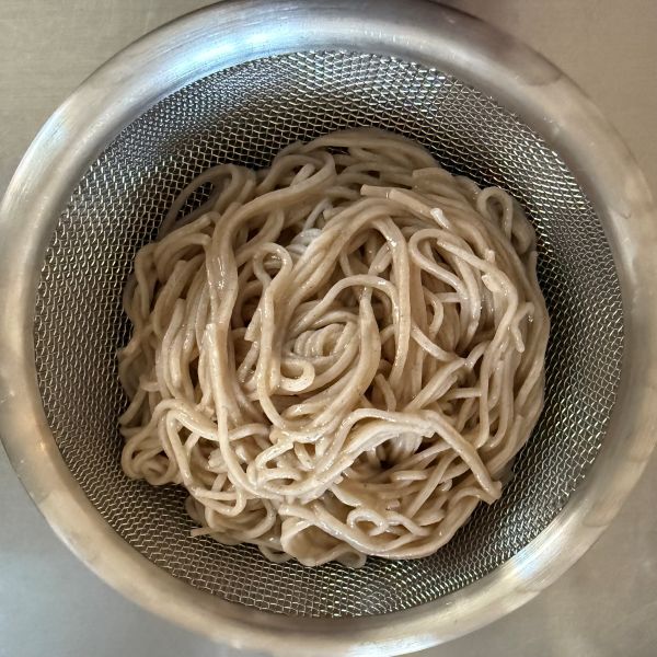 氷水で洗ったそばをザルにあげた様子