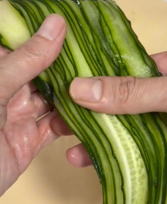 スライスしたキュウリを重ねて一枚ずつずらす様子