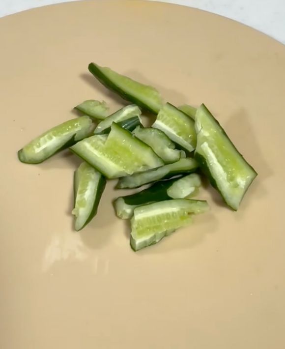 キュウリを好みの大きさに手でちぎった様子