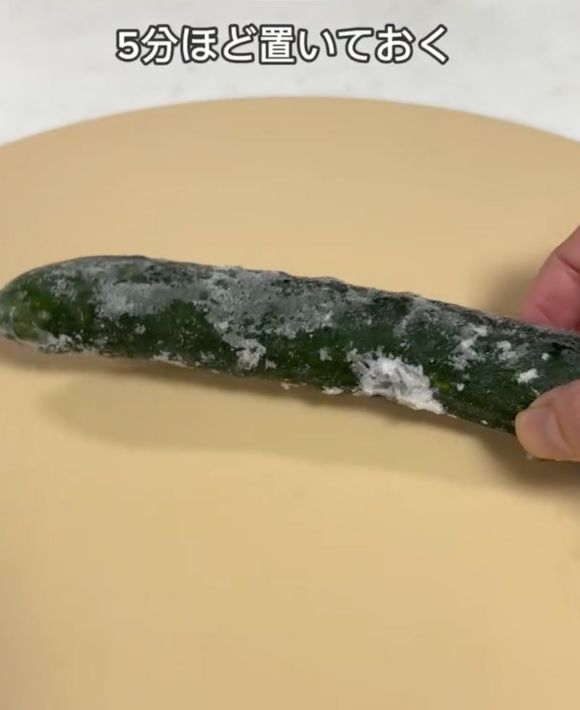 冷凍キュウリをまな板の上に置いた様子