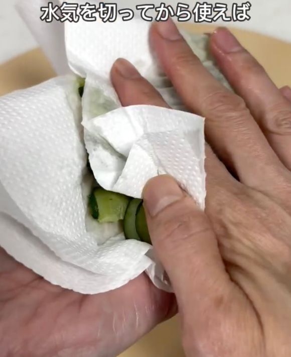 輪切りに切ったキュウリをキッチンペーパーで包んで水気を切る様子
