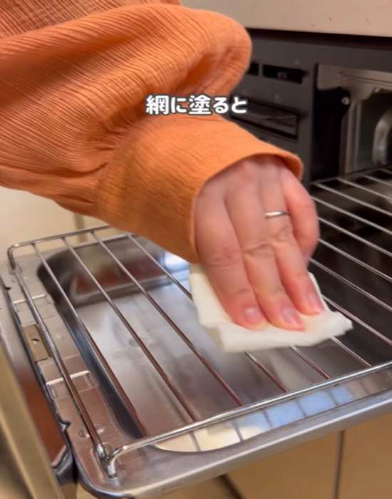 キッチンペーパーで網に酢を塗る様子