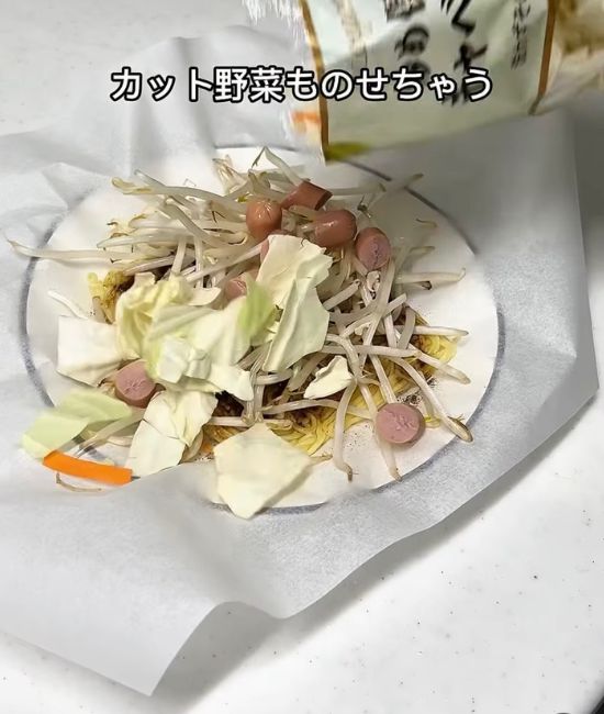 カット野菜をのせる様子
