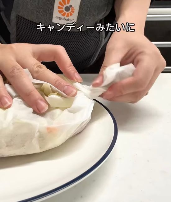 クッキングシートをねじる様子