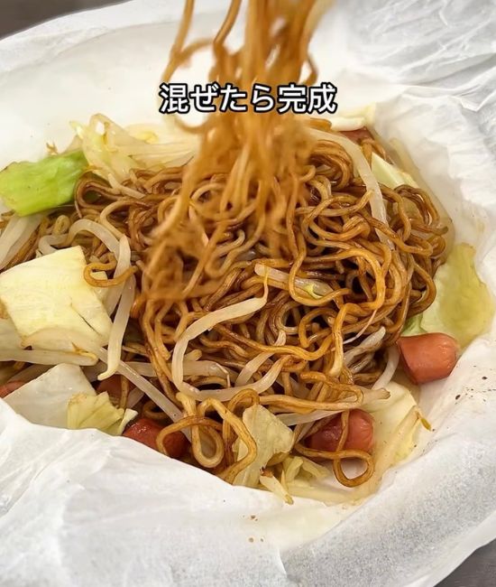 焼きそばを混ぜる様子