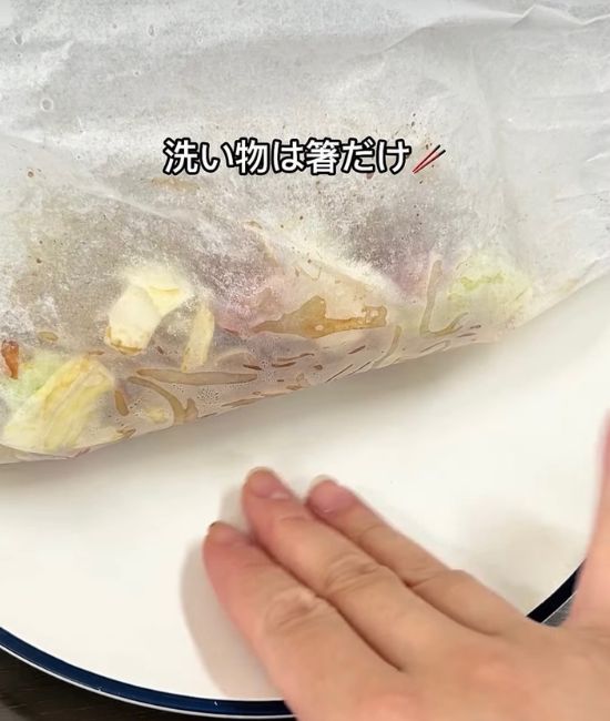 クッキングシートをめくる様子