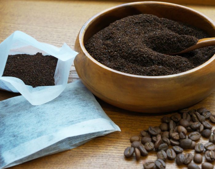 コーヒー粉とフィルターに入れたコーヒー粉の写真
