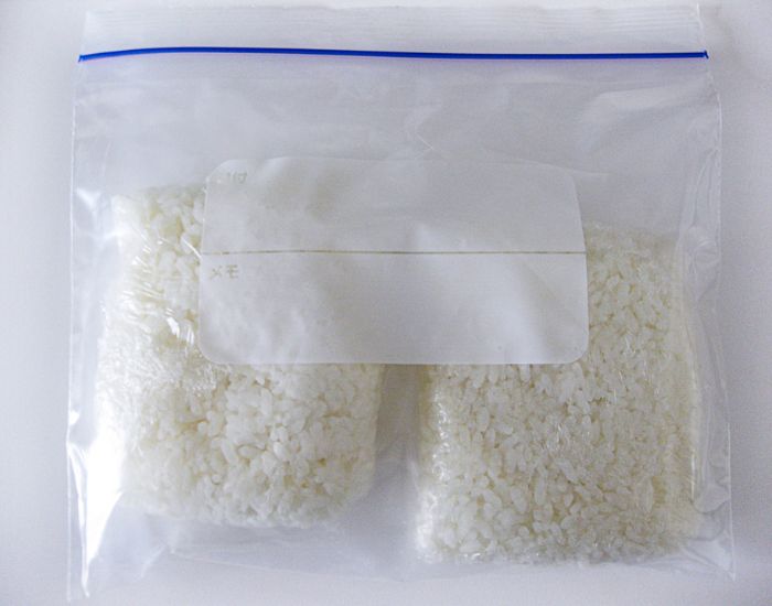 ラップで小分けにしたご飯をジッパー付きの保存袋に入れた様子