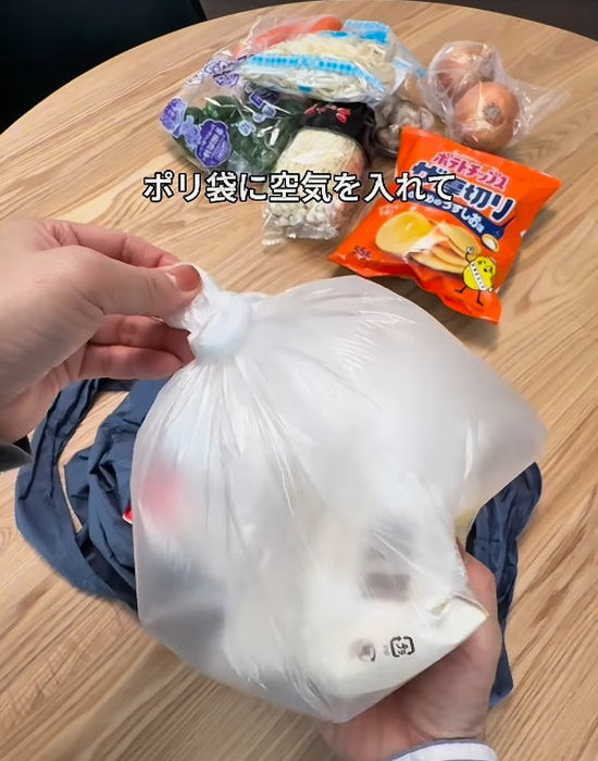 膨らませたビニール袋に入ったパン