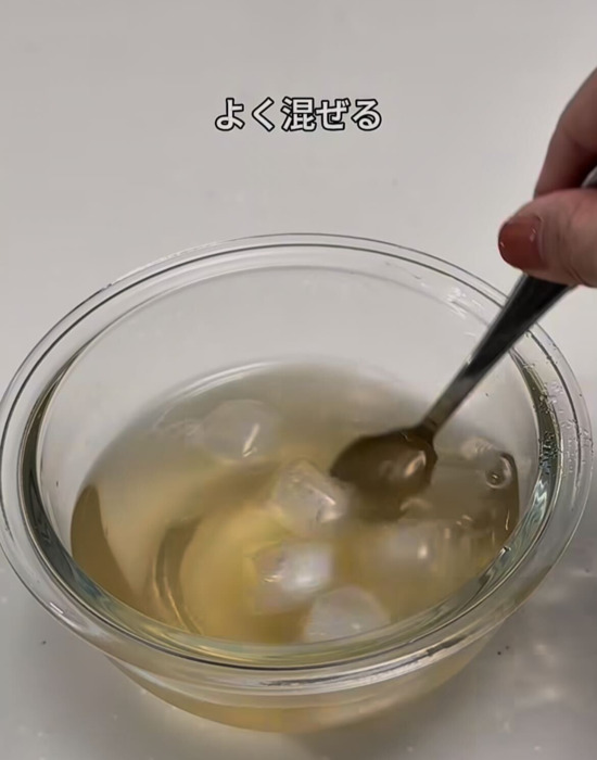ボウルの水に氷を入れて混ぜる様子