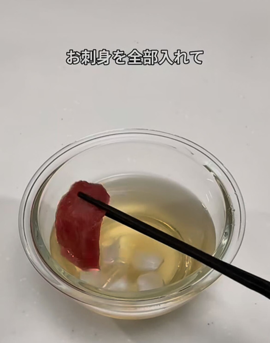 ブライン液の入ったボウルにお刺身を入れる様子