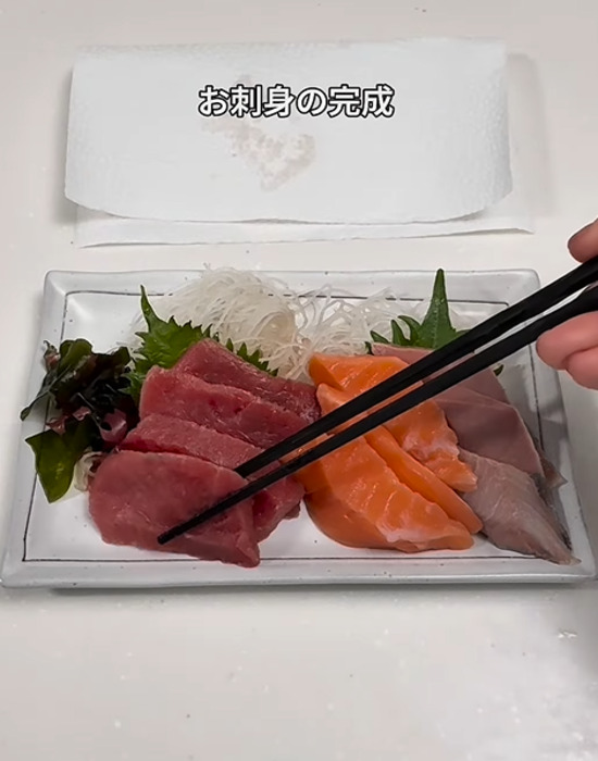 器に盛り付けたお刺身