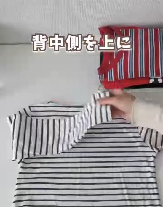 長袖Tシャツの袖を折っている様子