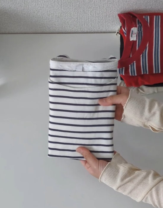 コンパクトにたたんだ長袖Tシャツ
