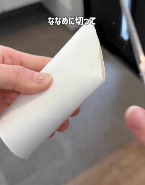 トイレットペーパーの芯を斜めにカットする様子