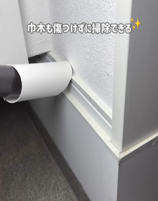 はばきの部分にトイレットペーパーの芯を付けた掃除機を当てる様子