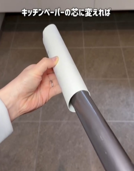 キッチンペーパーの芯を掃除機に取り付ける様子