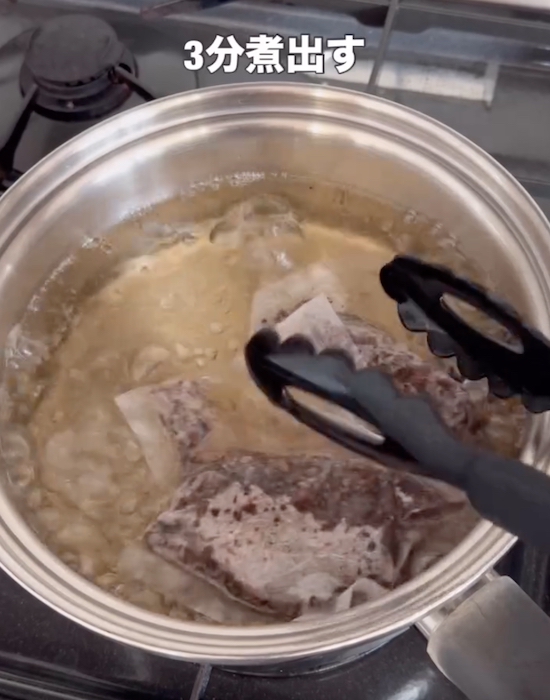 麦茶パックを煮出している画像