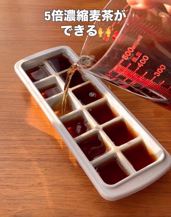 煮出した麦茶を製氷皿に入れている画像